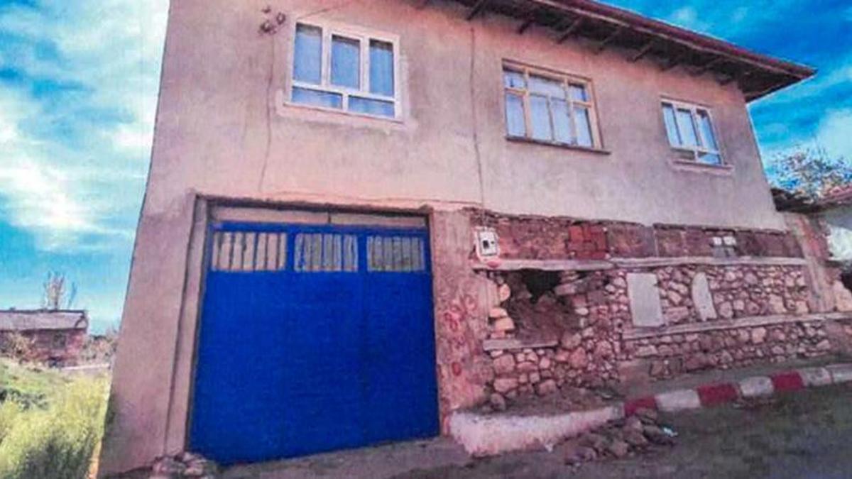 Isparta'da köy muhtarı gözünü tarihi esere dikti! Evin duvarındaki taşı çıkarıp çaldı