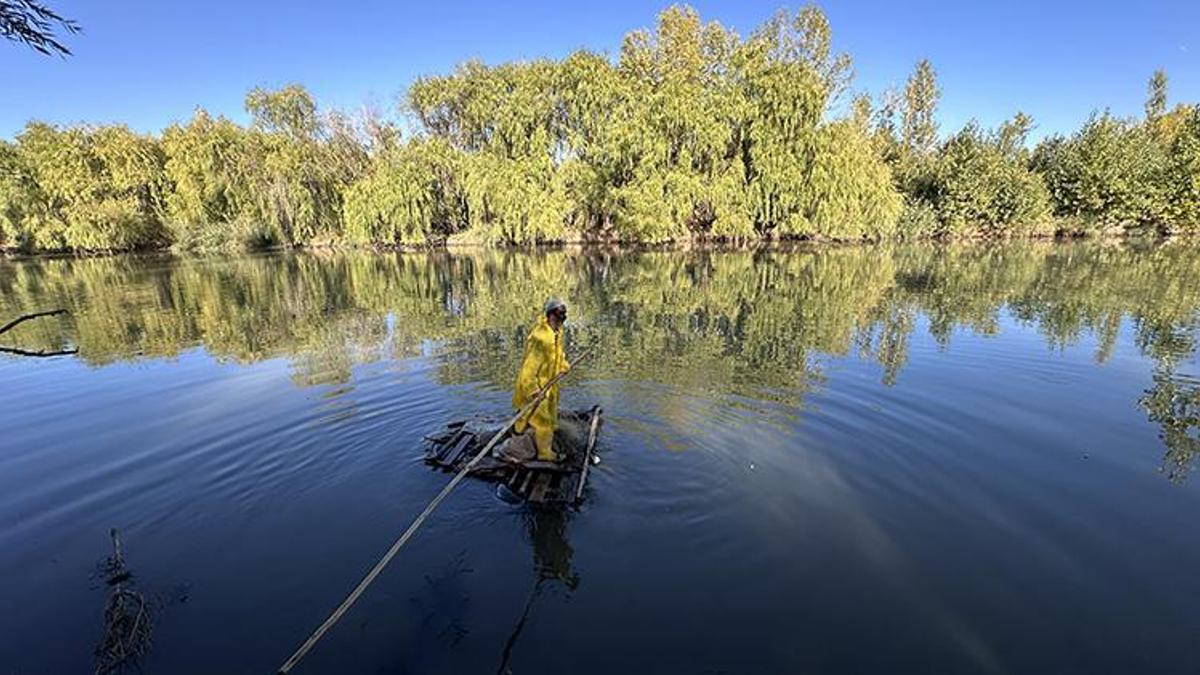 Dicle nehri üzerinde 55 yıldır kelekle balık avlıyor! Her yerini avcunun içi gibi biliyor: Geleneksel yöntemler yerine bunu kullanıyor