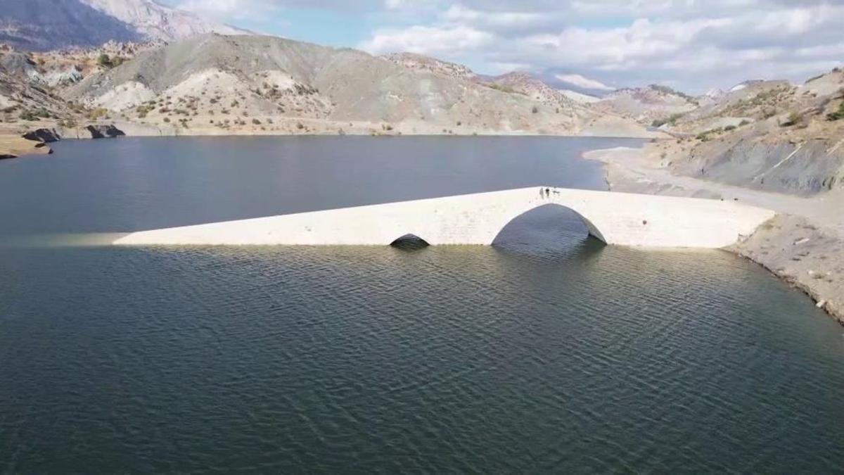 Adıyaman'da Roma mirası veda ediyor! Baraj sularının yükselmesiyle bin 500 yıllık köprünün bir kısmı battı