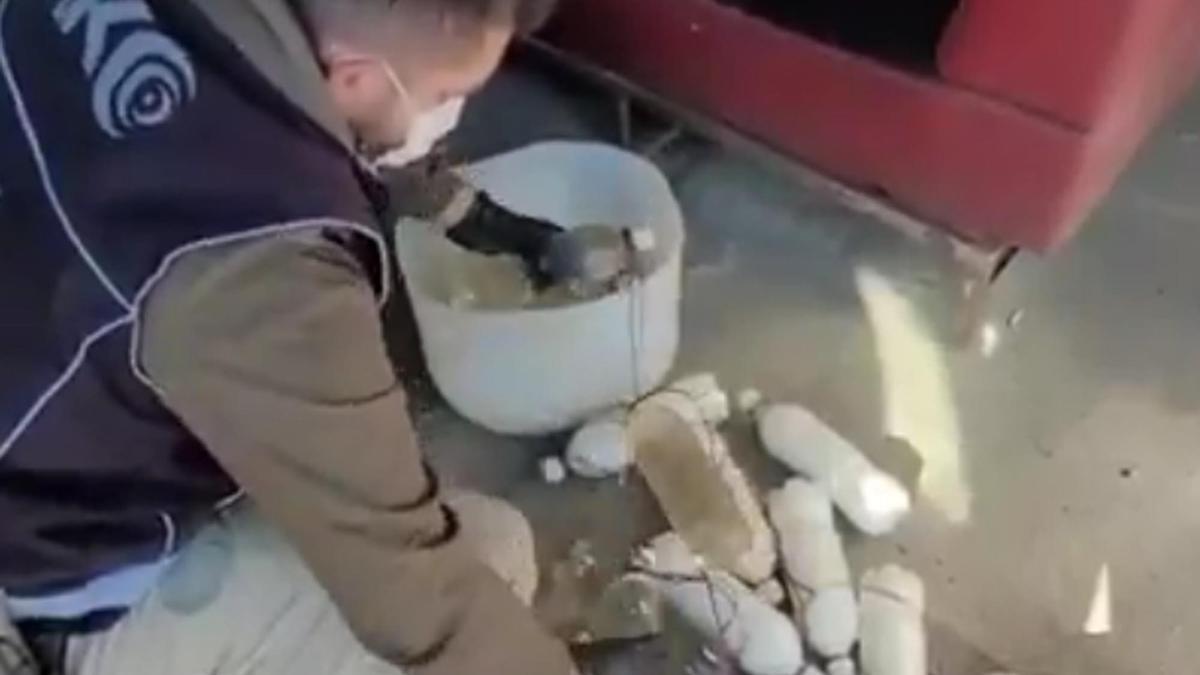 Otomobilin yakıt deposunda 16 kilo metamfetamin ele geçirildi; 2 gözaltı