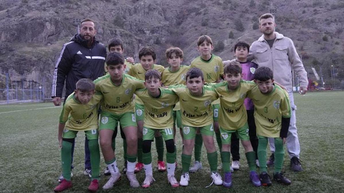 Hem kulüp başkanı hem altyapı antrenörü hem de A takımın kalecisi