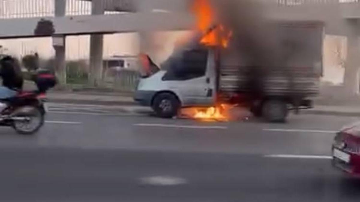 İstanbul- Büyükçekmece'de alev alev yanan kamyonet metal yığınına döndü