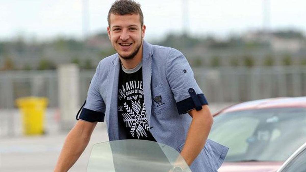 Eski futbolcu Batuhan Karadeniz hakkında kırmızı bülten çıkartıldı; mal varlığına el konuldu