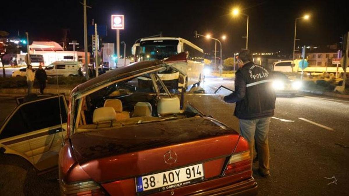 Turistleri taşıyan otobüs ile otomobil çarpıştı: 2 ölü, 3 yaralı