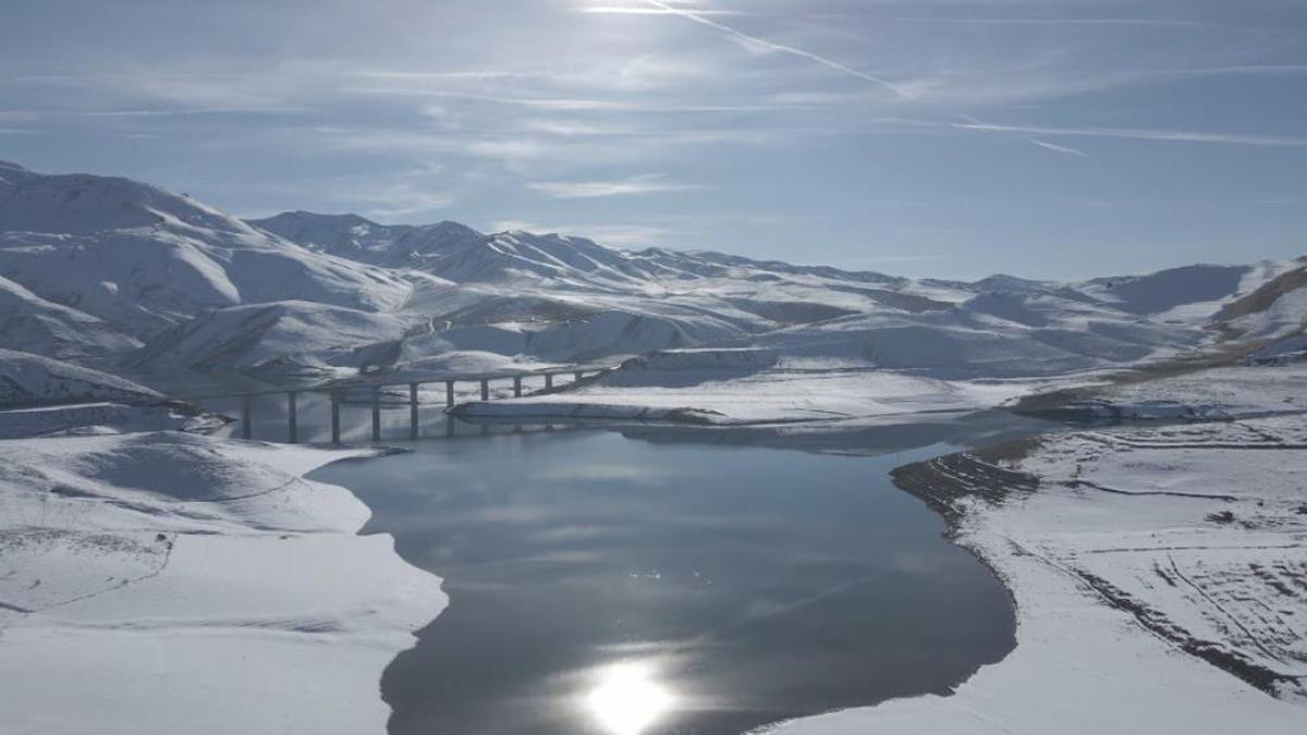 Erzincan'da yağan kar manzarayı değiştirdi!