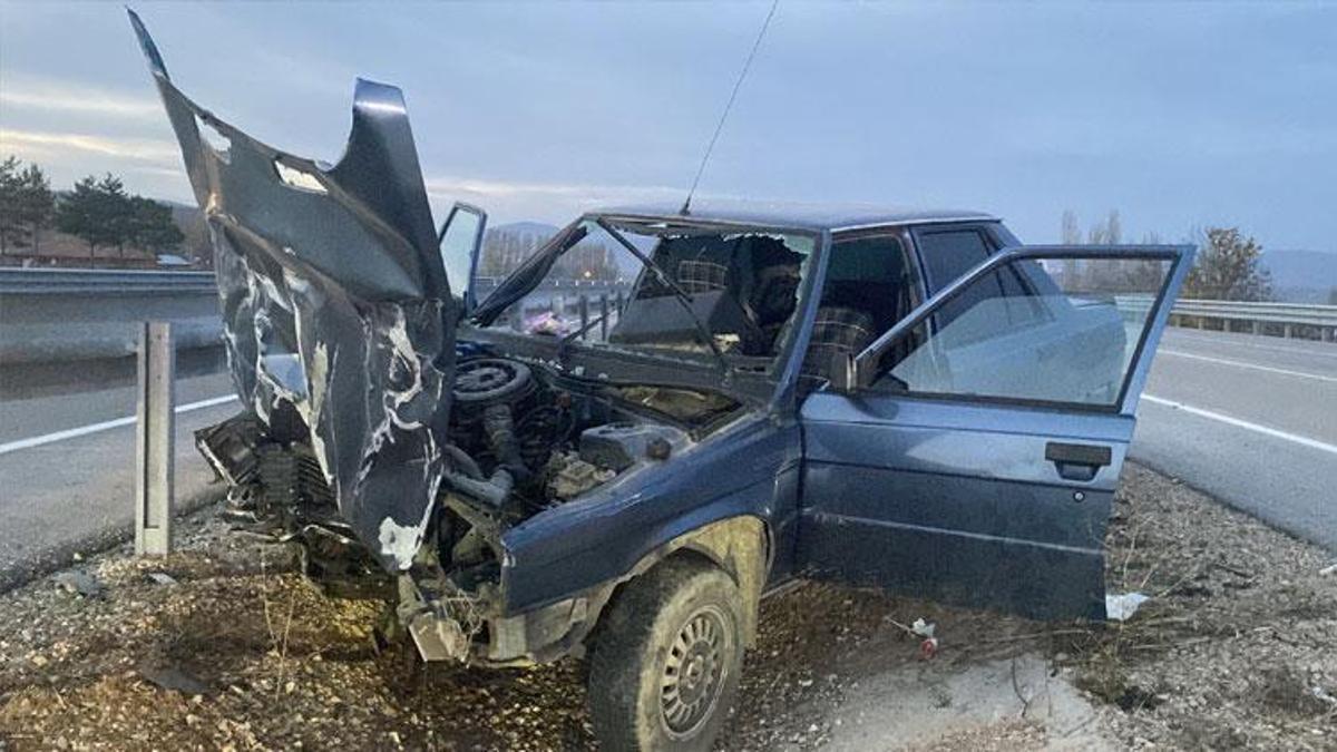 Çorum-Amasya karayolunda otomobil bariyere çarptı: 2 yaralı