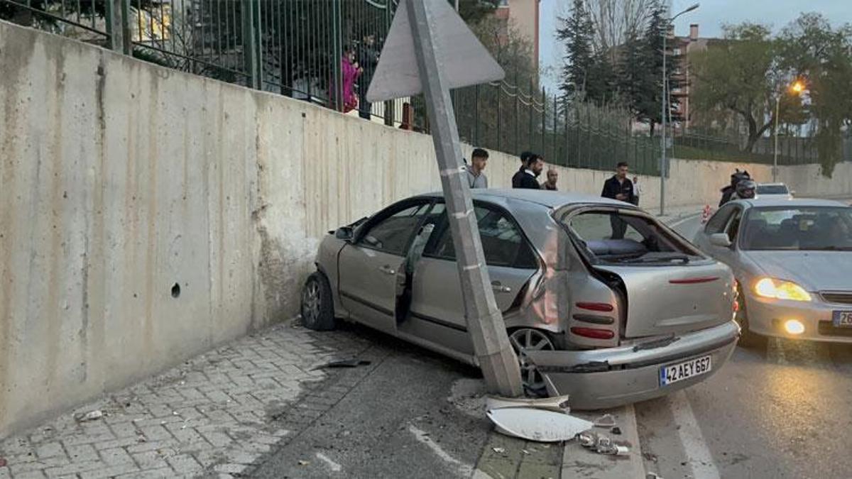 Eskişehir'de kontrolden çıkan araç aydınlatma direğine çarpıp hurdaya döndü