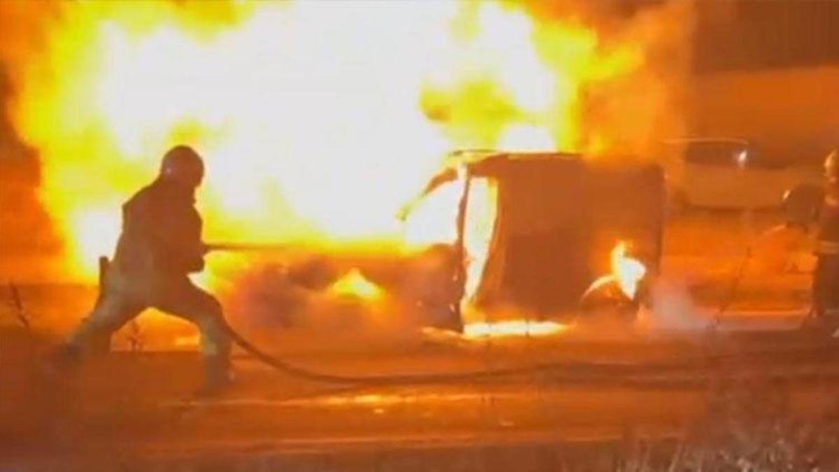 Diyarbakır Silvan Bulvarı'nda hafif ticari araç alev topuna döndü