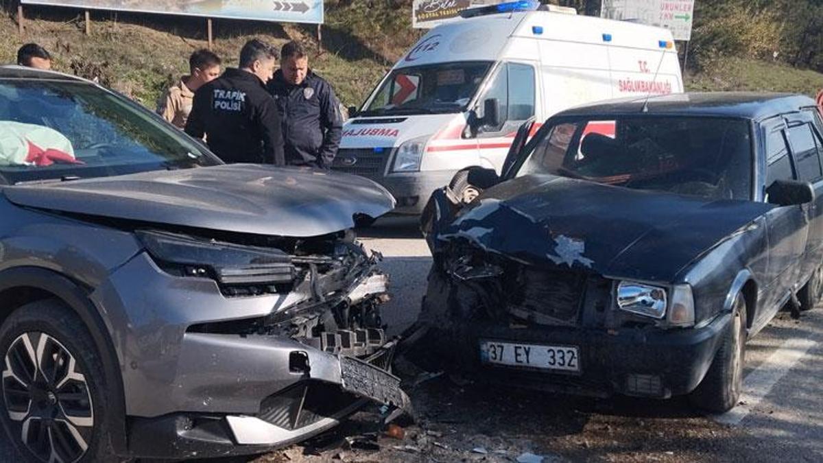 Kastamonu Azdavay’da 2 otomobil çarpıştı: 3 yaralı