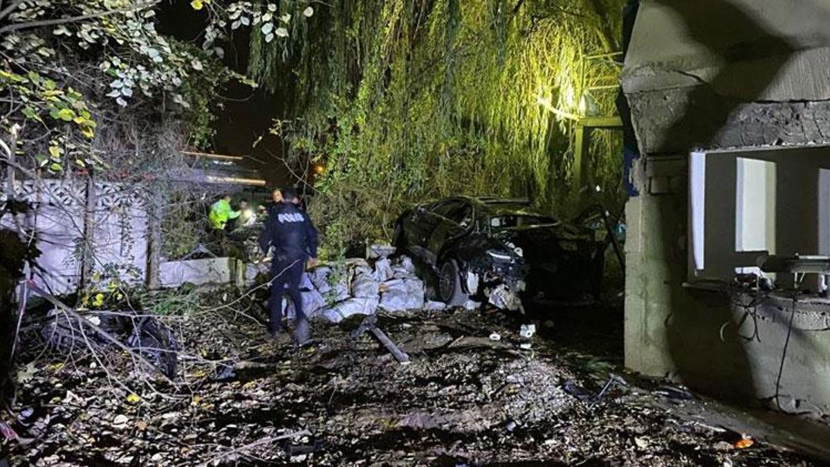 Sakarya’da köprü üstünde çarpışan otomobiller bahçeye uçtu: 1 ölü, 4 yaralı