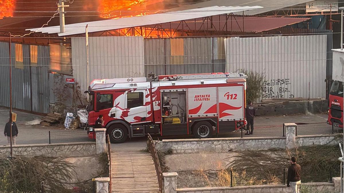 Antalya'da ahşap presleme ve üretme atölyesinde yangın