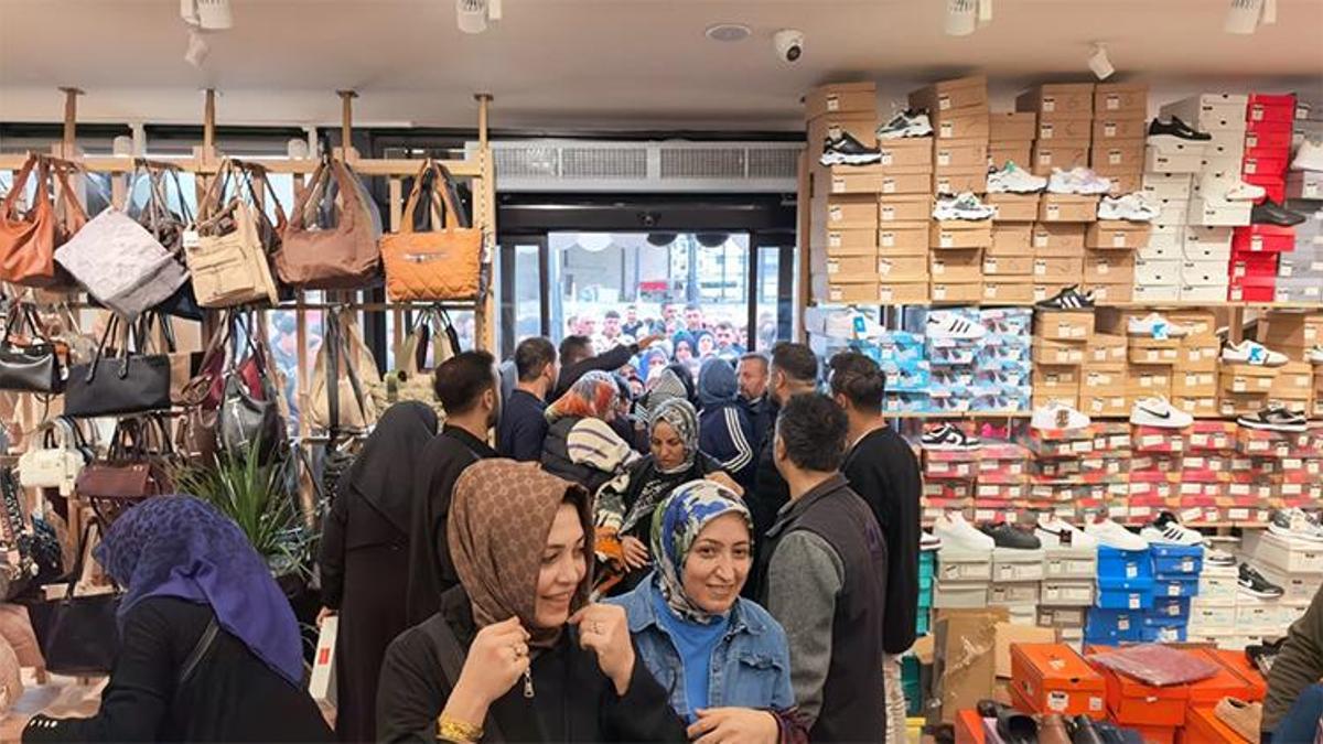 Bursa'da 10 liraya ayakkabı, çanta, kıyafet satıldığını duyan oraya koştu