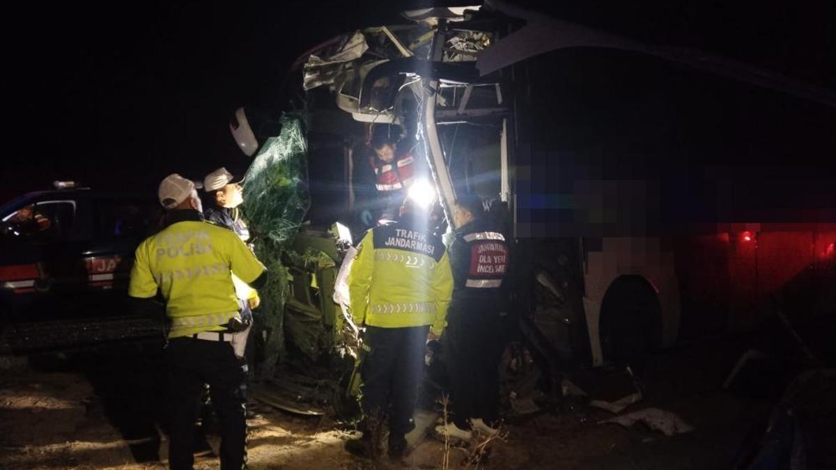 Denizli'de minibüs yolcu otobüsüyle çarpıştı: 1 ölü, 13 yaralı