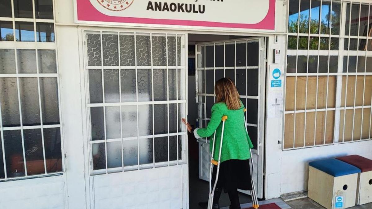 Adana’da ilham veren öykü! Doğuştan koltuk değneğine mahkumdu, yılmadı öğretmen oldu