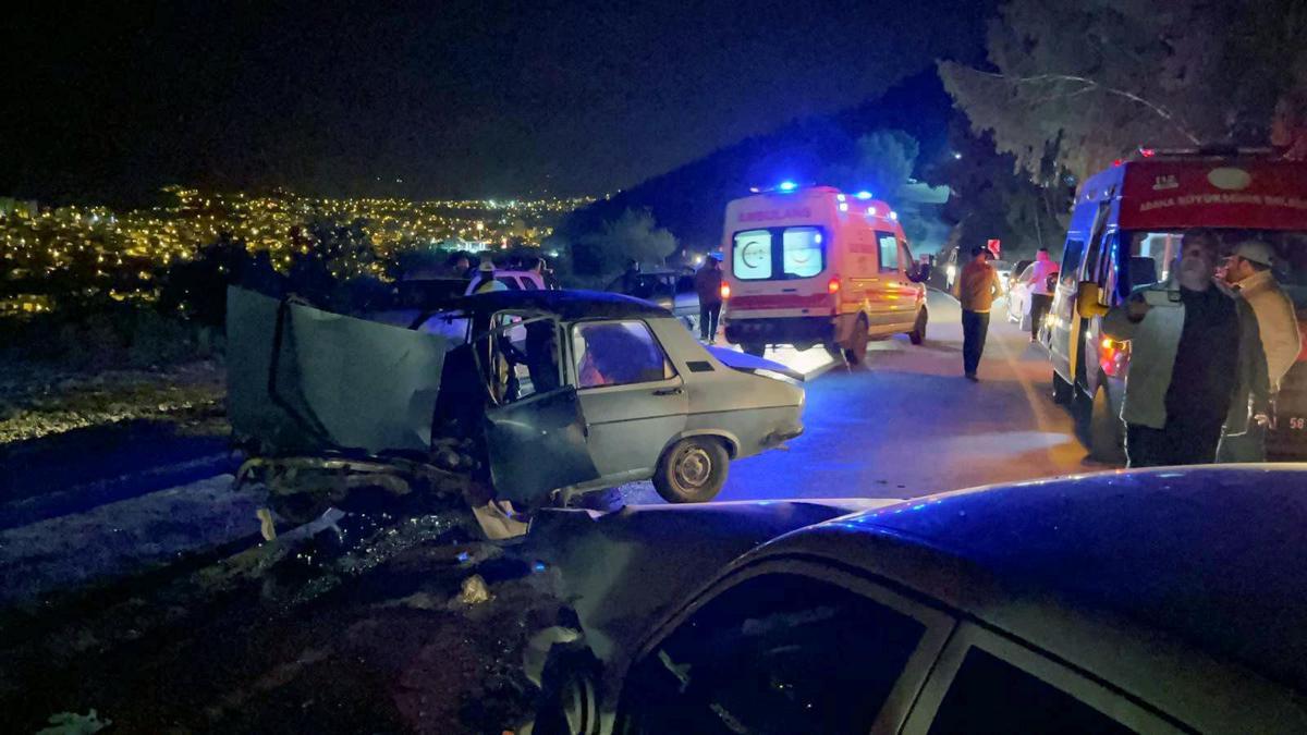 Adana'da iki otomobil kafa kafaya çarpıştı: 7 yaralı