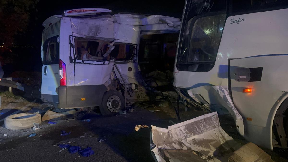 İzmir’de servis otobüsü ile servis minibüsü çarpıştı: 13 yaralı