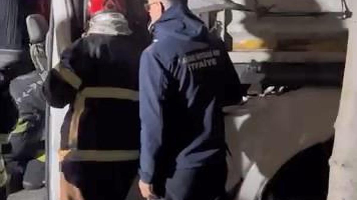 İşçileri taşıyan minibüs, TIR'a arkadan çarptı: 9 yaralı