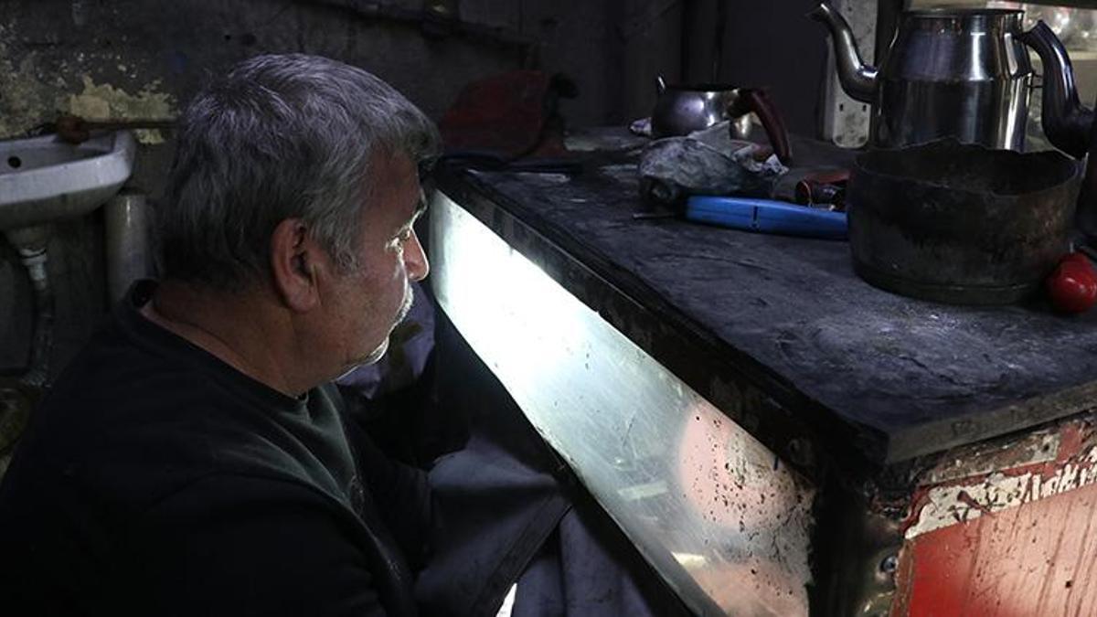 Sivaslı usta! 41 yıldır yaptığı işi bıraktı bu işe başladı! İnternetten izleyerek öğrendi, tek isteği mesleğin unutulmaması oldu