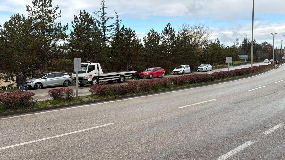 Yoluna karşına geçmek isteyen 2 yaya, iki otomobilin çarpması sonucu öldü