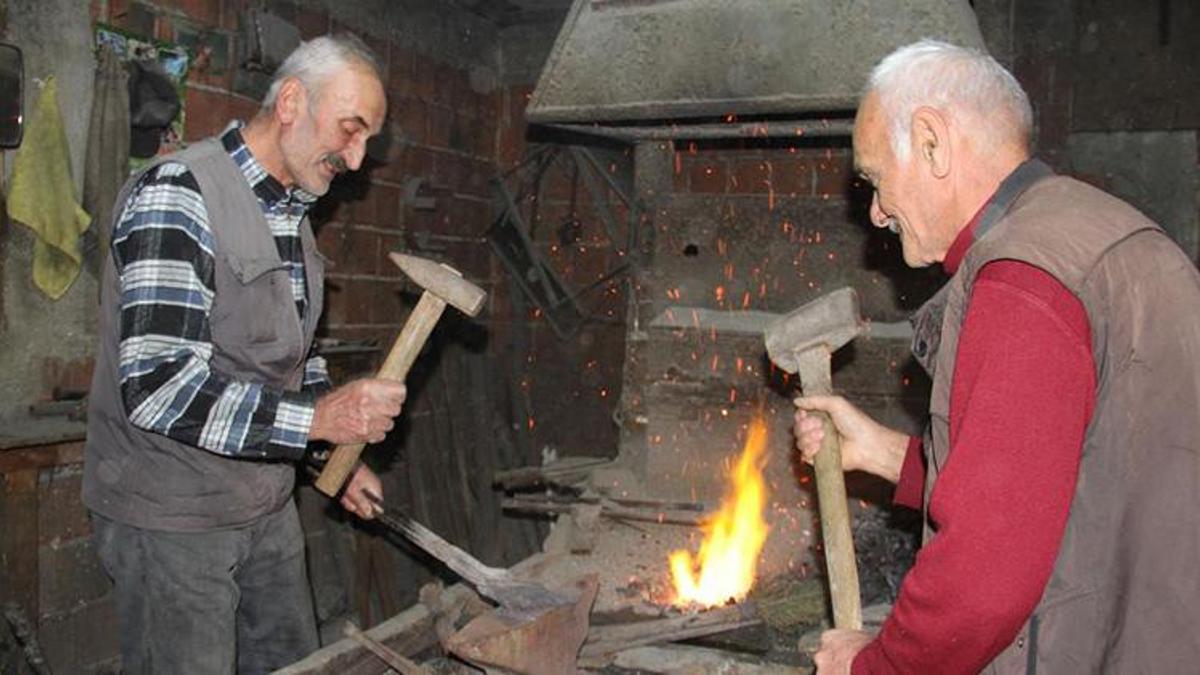 Giresun'da bir asırlık miras tehlikede: 70 yaşını deviren iki kardeş baba yadigarını 100 yıllık körükle yaşatıyor!