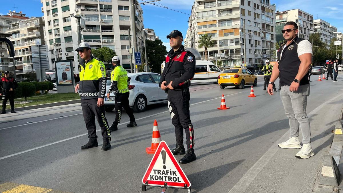 İzmir'de polisten 30 noktada geniş katılımlı 'dar alan' denetimi