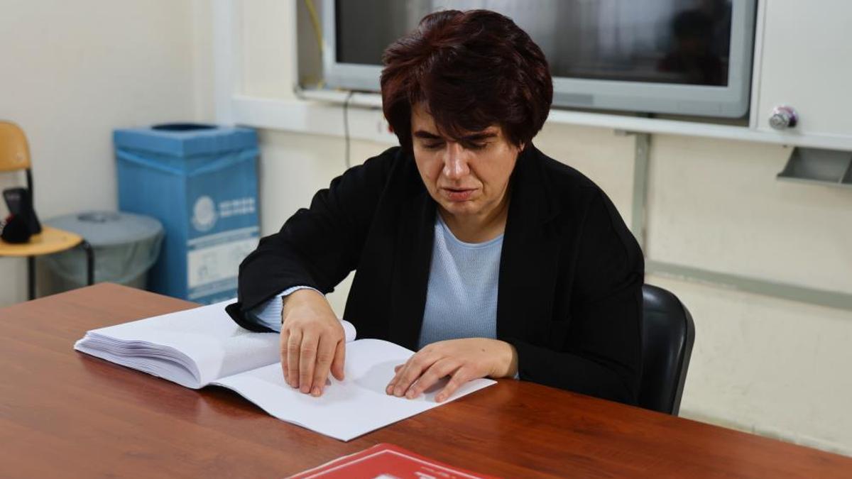 Azmin zaferi! Görme engelli Züleyha Öğretmen 22 yılda kendi gibi 300 öğrenciye ışık oldu