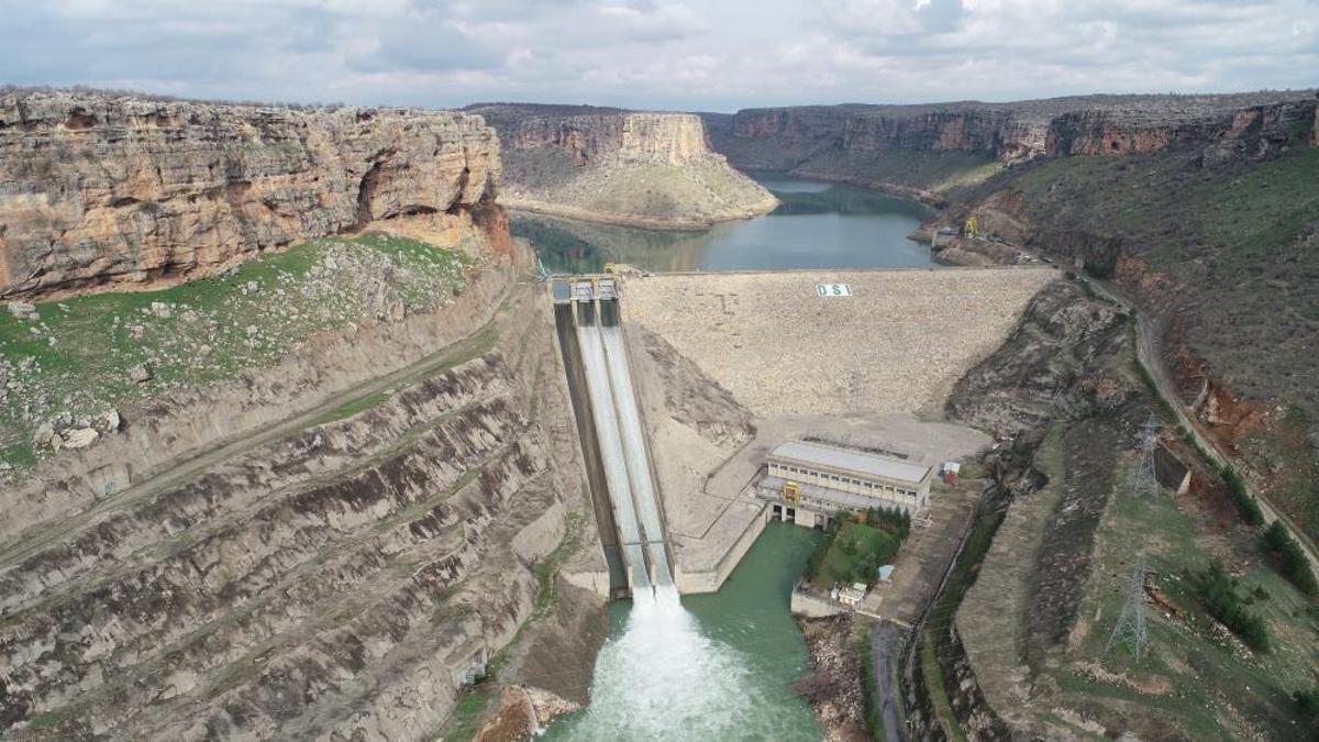 Dicle Barajı'nda endişe veren görüntü! Bir zamanlar kapağını kıracak su varken, şimdi kapak seviyesine dahi ulaşamıyor
