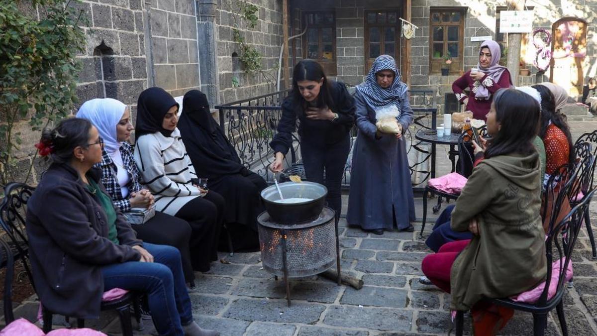 Diyarbakır'da kadınlar şifalı karışımlar için topl…