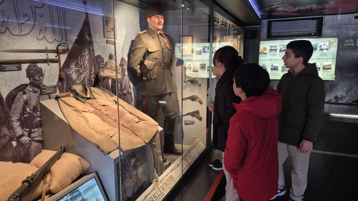 Düzce'de yoğun ilgi var: Yöre halkı destanı anlatan tıra koştu