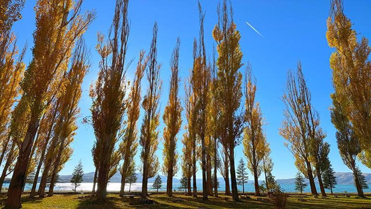 Hazar Gölü sonbahar renkleriyle büyülüyor! Doğaseverler akın akın oraya gidiyor