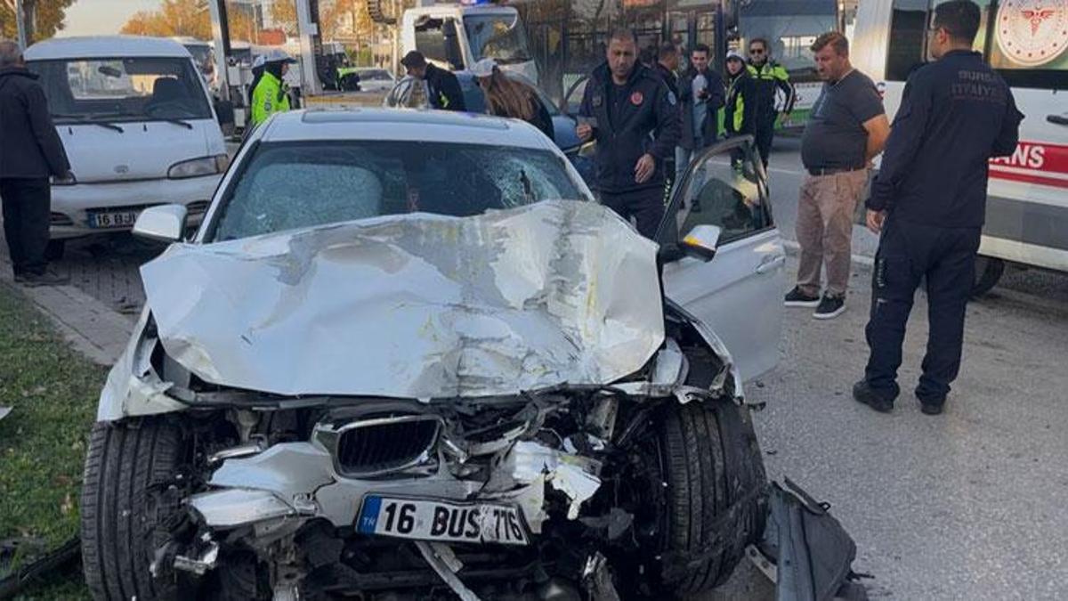 Bursa'da dehşet anları! Sürücülerinin yarıştığı 2 otomobil, belediye otobüsü ile çarpıştı; 14 yaralı