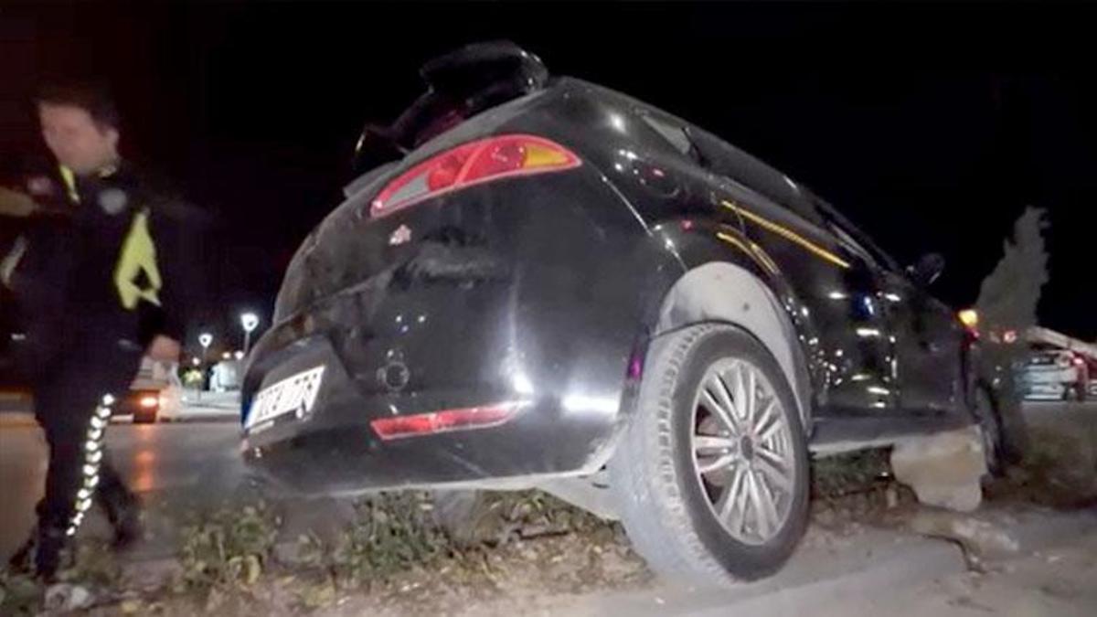 Karaman’da sürücüsünün direksiyon hakimiyetini kaybettiği otomobil refüje çıktı