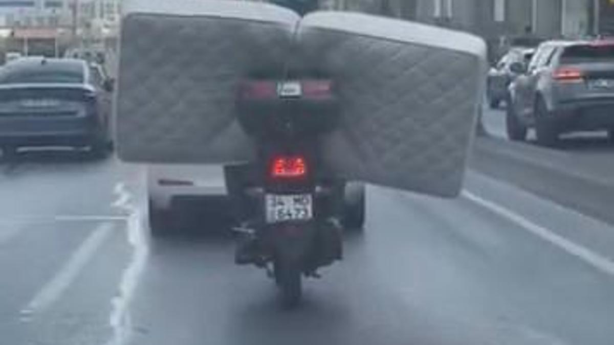 İstanbul - Beylikdüzü'nde motosikletle yatak taşıdı