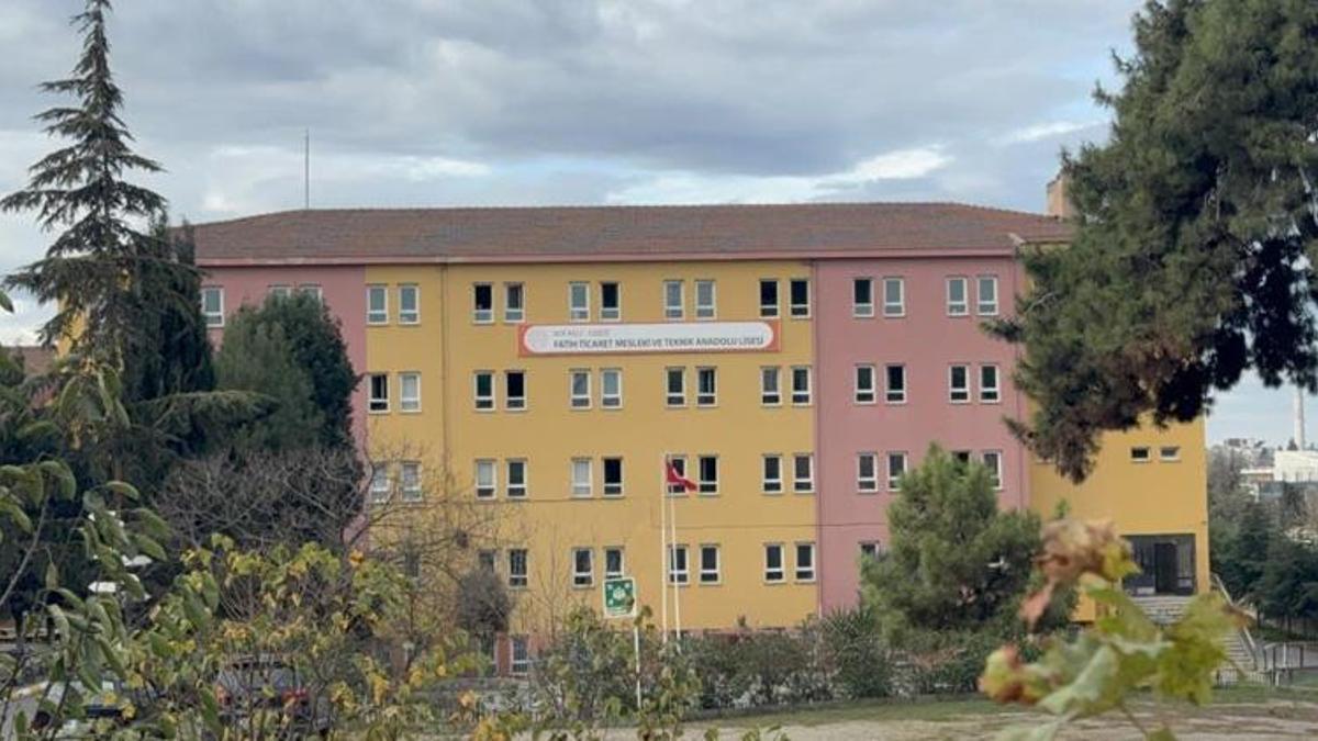 Kocaeli'deki lisede zehirlenme şüphesi! 15 öğrenci hastaneye kaldırıldı