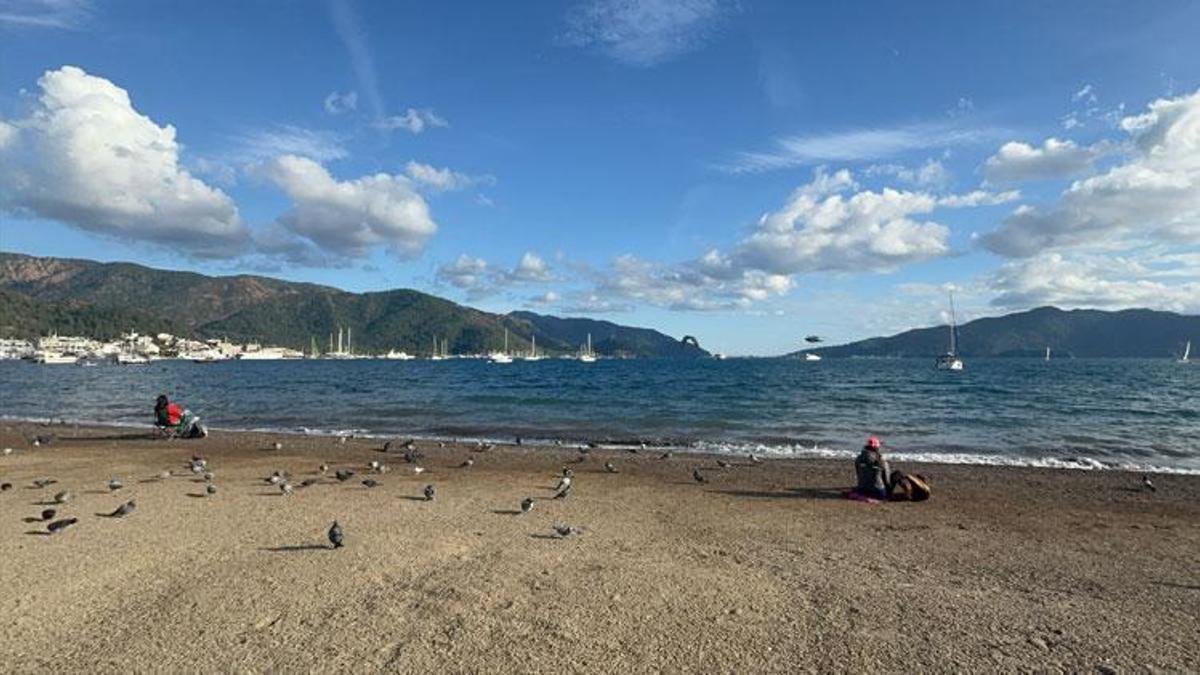 Muğla Marmaris’te yazdan kalma günler: Vatandaşlar sahillere akın etti
