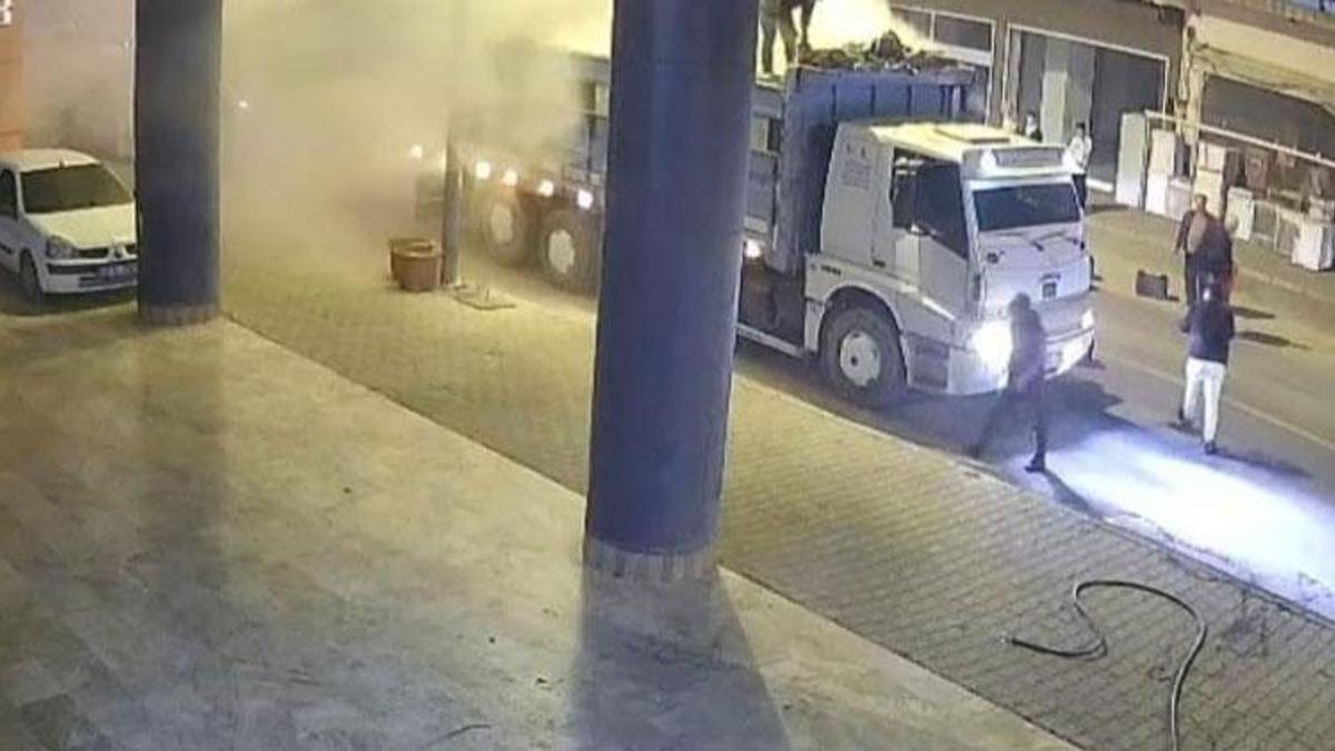 Adana'da seyir halindeki kamyonun kasası alev aldı