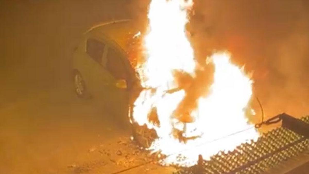 Karabük'te park halindeki otomobil alev alev yandı