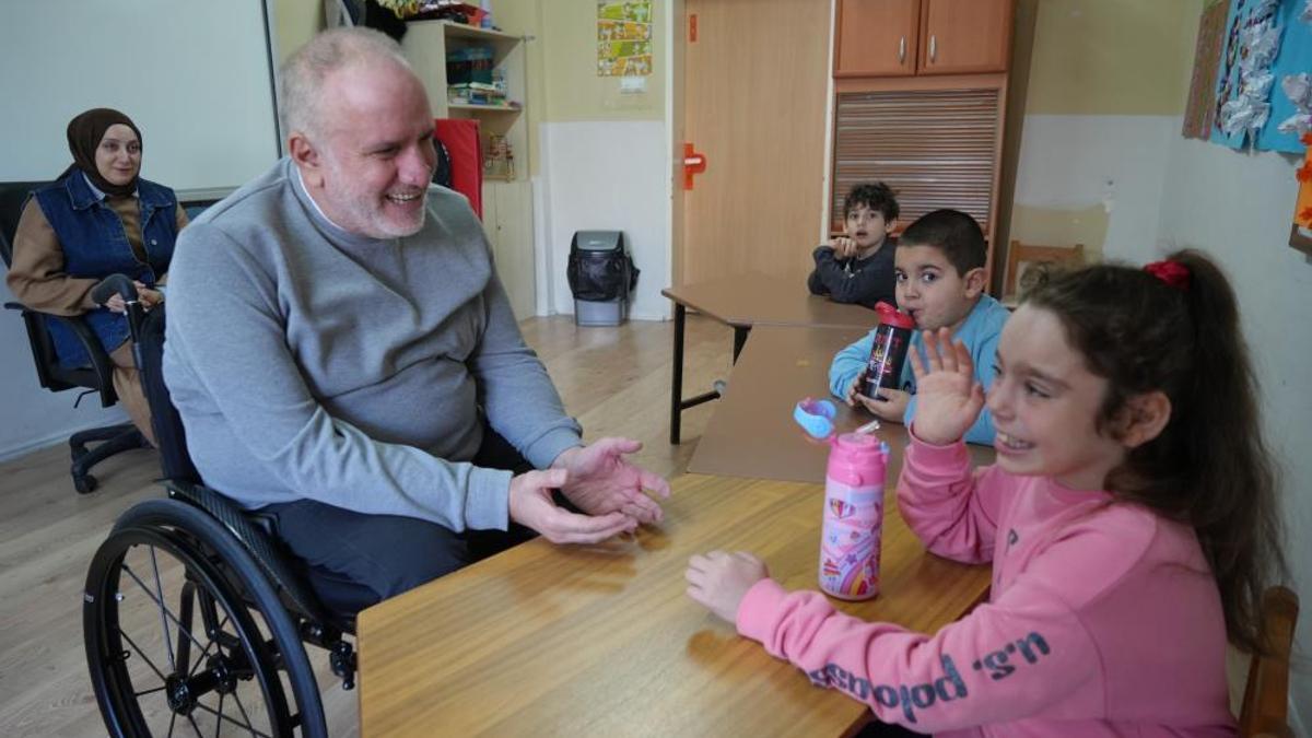 Samsun'da tekerlekli sandalyeli öğretmen, özel öğrencilere rehber oluyor