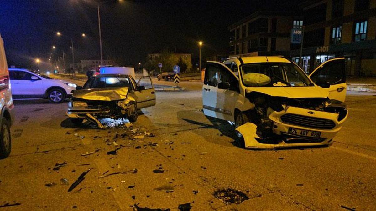 Erzincan'da hafif ticari araç ile otomobilin çarpışması sonucu 4 kişi yaralandı