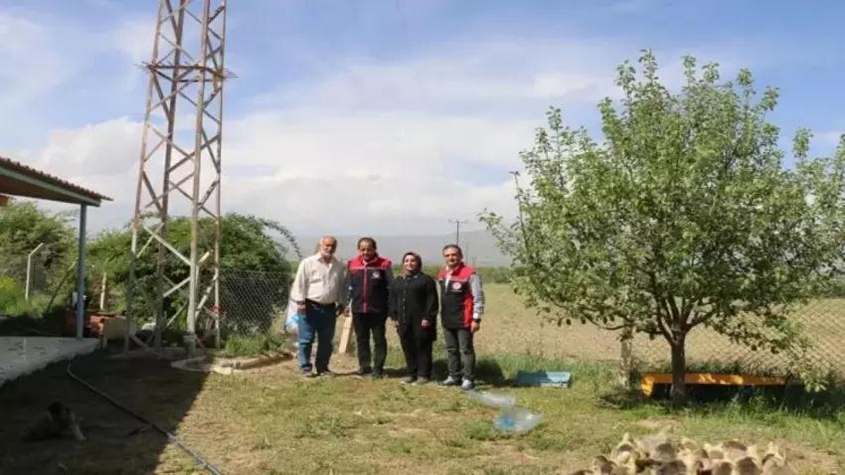 Türk cerrah Erzincan'da yeni üretim modeli buldu: Köyde 400 dekarı kapattı, fabrikalara satıyor