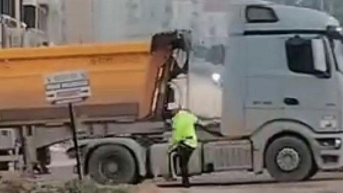 Hatay’da polis memurundan örnek hareket: Araçlar zarar görmesin diye yaptıkları kameraya yansıdı