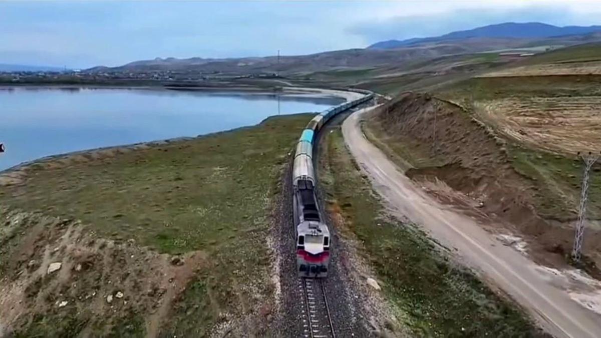 Erçek Gölü kıyısında kartpostallık görüntüler