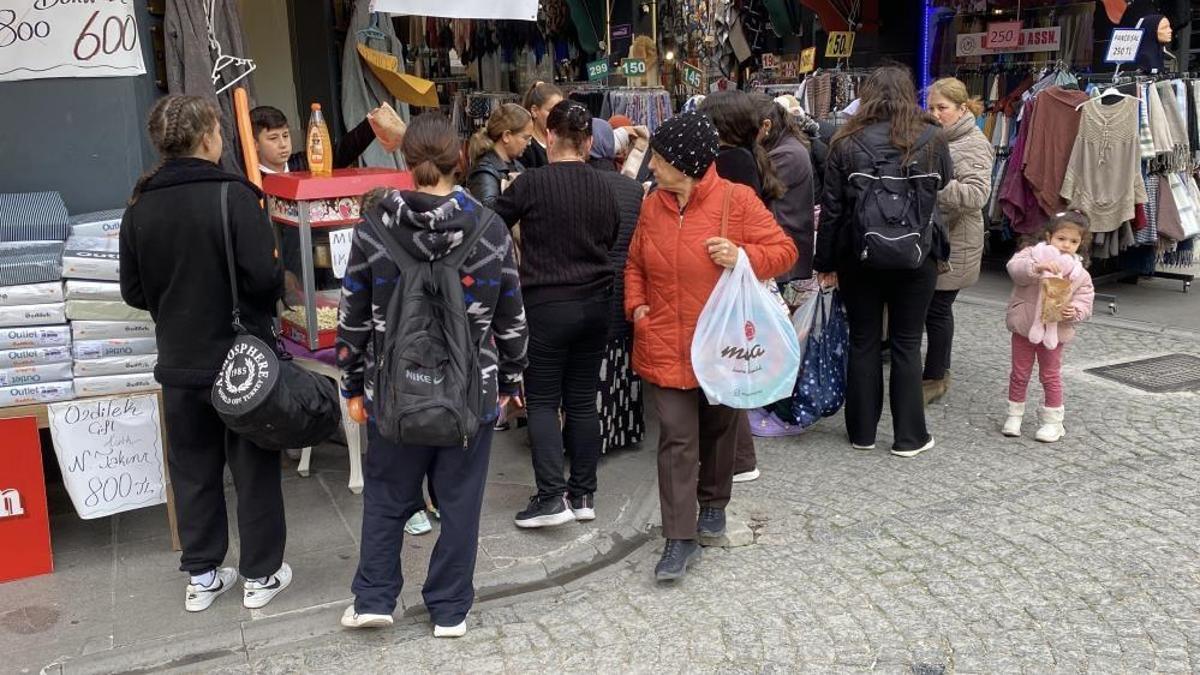 Eskişehir'de dükkanının önü kalabalık görünsün dedi, her gün patlamış mısır dağıtıyor