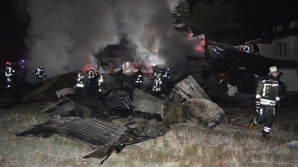 Ankara'da feci olay! Zihinsel engelli 3 kardeşin yaşadığı ev yanarak kül oldu