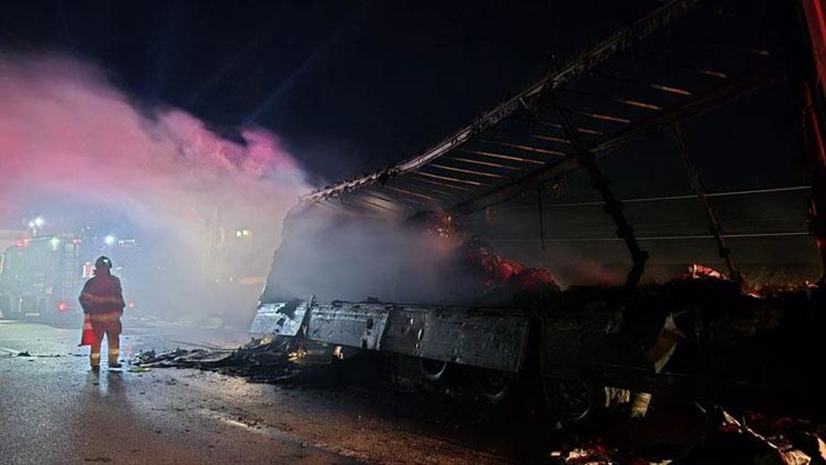 Balıkesir Susurluk'ta seyir halindeki karton yüklü tırda çıkan yangın söndürüldü