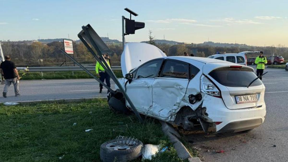 Sakarya'da iki otomobil çarpıştı, ortalık savaş alanına döndü: 6 yaralı