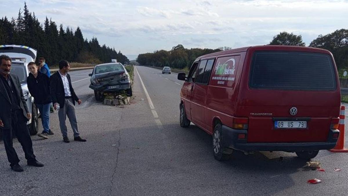 Bursa Karacabey'de otomobil ile minibüs çarpıştı; 2 yaralı