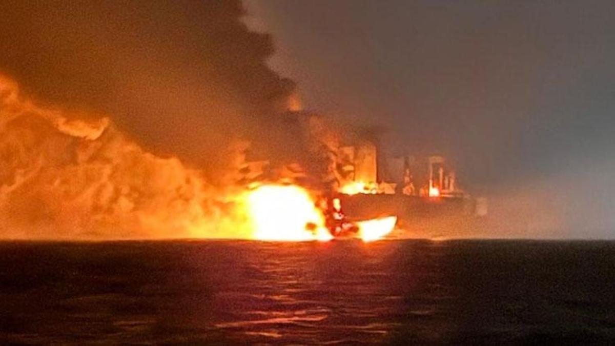 Kocaeli açıklarında 2 gemide yangın; 25 mürettebat kurtarıldı