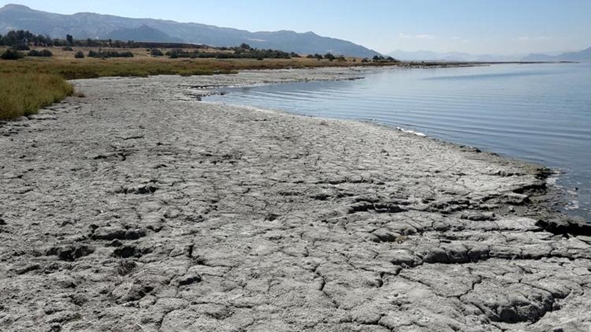Burdur Gölü alarm veriyor! Havadan çekilen görüntüler şaşkına çevirdi
