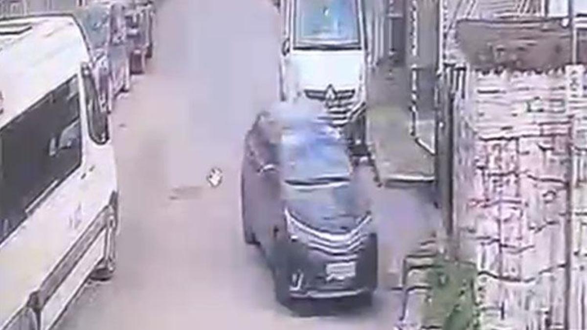 Kocaeli'nde el freni çekilmeyen otomobil, bahçe duvarına çarptı